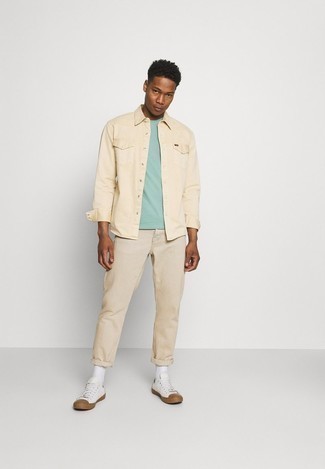 С чем носить мятную футболку с круглым вырезом мужчине