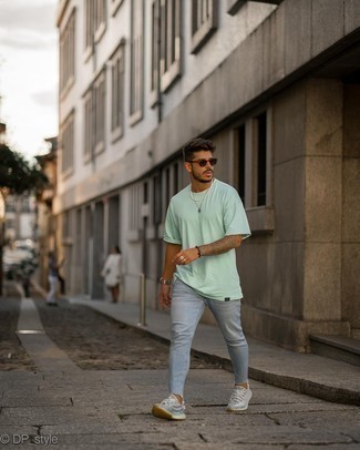 С чем носить мятную футболку с круглым вырезом мужчине