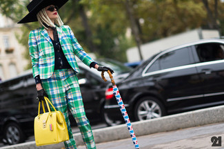 С чем носить мятные классические брюки женщине