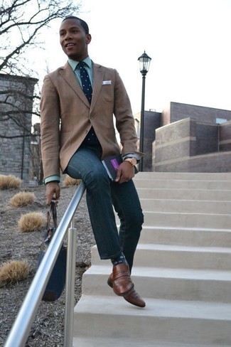 Какие джинсы носить с мятной классической рубашкой мужчине