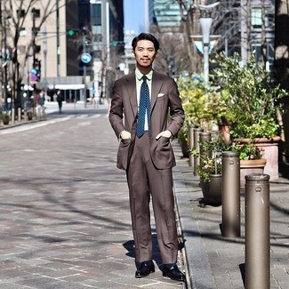 Какие костюмы носить с мятной классической рубашкой