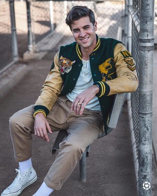 С чем носить мятную футболку на пуговицах мужчине