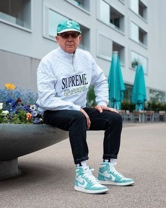 Какие джинсы носить с мятными высокими кедами мужчине