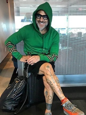 Какие шорты носить с мятным худи мужчине