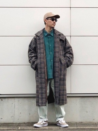 Как носить мятные джинсы с светло-коричневыми низкими кедами из плотной ткани мужчине