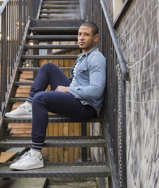 С чем носить мятные кожаные низкие кеды мужчине