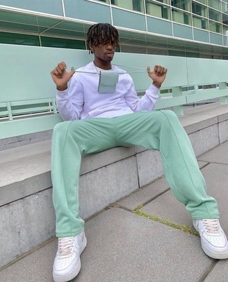 С чем носить мятную кожаную сумку почтальона