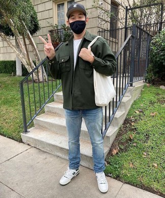 С чем носить мятные кожаные кеды мужчине