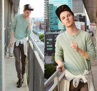 С чем носить мятную лонгслив с горловиной на пуговицах мужчине