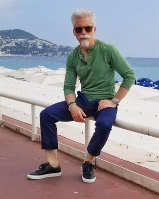 С чем носить мятную лонгслив с горловиной на пуговицах мужчине