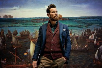 Как носить мятную рубашку с длинным рукавом с темно-синим пиджаком мужчине