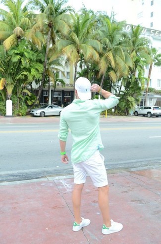 Какие шорты носить с мятной рубашкой с длинным рукавом мужчине