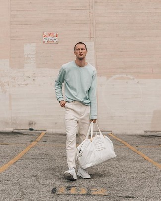 С чем носить мятную футболку с длинным рукавом мужчине