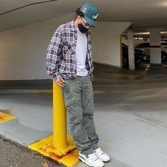 Какие брюки карго носить с мятными низкими кедами