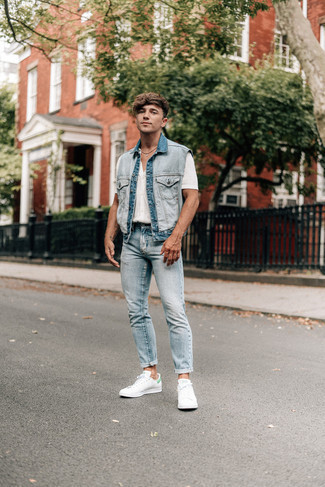 Какие джинсы носить с мятными низкими кедами мужчине