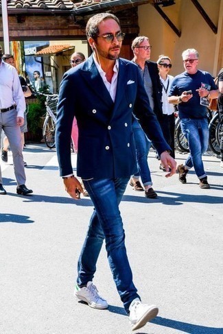 Какие джинсы носить с мятными низкими кедами мужчине