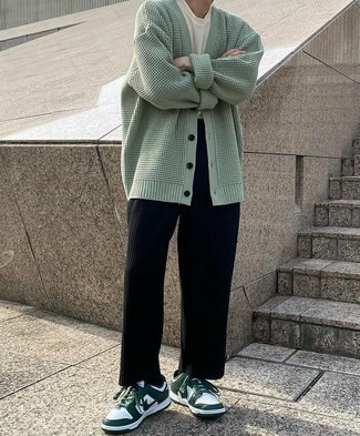 С чем носить мятные низкие кеды мужчине