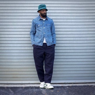 С чем носить мятные низкие кеды мужчине