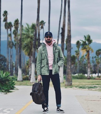 С чем носить мятную куртку в стиле милитари мужчине