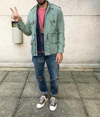 С чем носить мятную куртку в стиле милитари мужчине