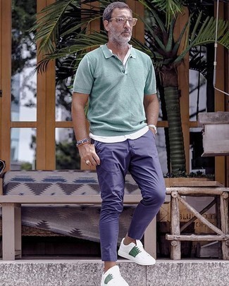 Какие низкие кеды носить с мятной футболкой-поло мужчине