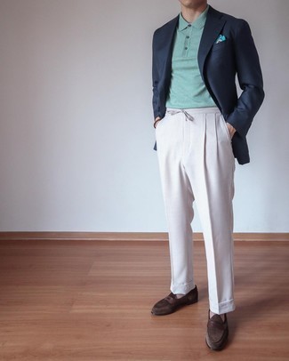 Как носить мятную футболку-поло с темно-синим пиджаком мужчине