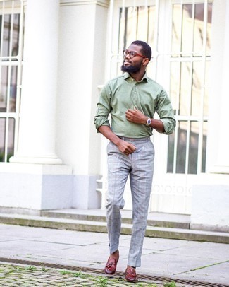 С чем носить мятный свитер с воротником поло мужчине