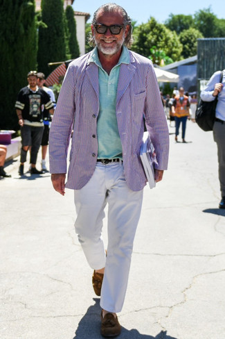 Как носить мятную футболку-поло с белыми джинсами мужчине