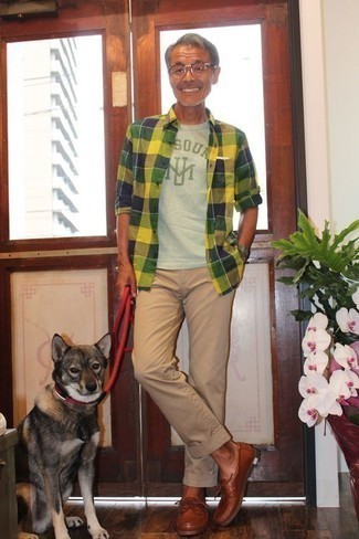 С чем носить мятную футболку с круглым вырезом с принтом мужчине