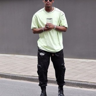 С чем носить мятную футболку с круглым вырезом с принтом мужчине
