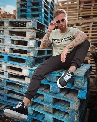 С чем носить мятную футболку с принтом мужчине