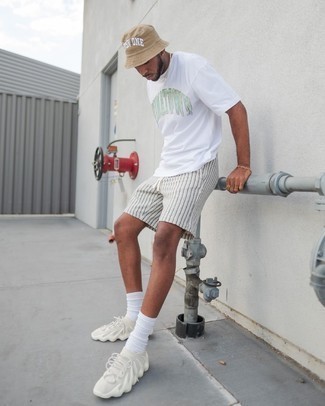 С чем носить мятную футболку с принтом мужчине