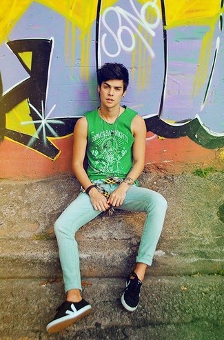 С чем носить мятную майку с принтом мужчине