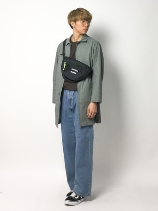 Как носить мятный дождевик с синими джинсами мужчине