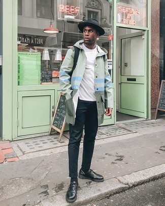 Какие футболки с круглым вырезом носить с мятным дождевиком мужчине