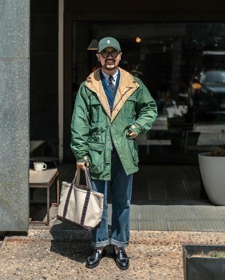 Как носить мятный дождевик с темно-синими джинсами мужчине