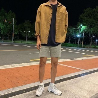 Какие кроссовки носить с мятными шортами мужчине
