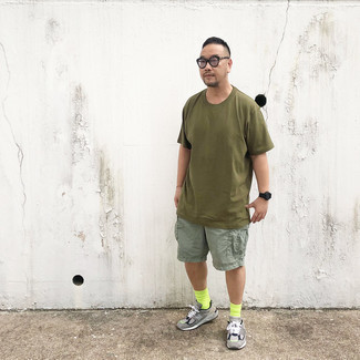 Как носить мятные шорты с серыми кроссовками мужчине