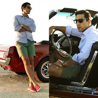 Какие рубашки с длинным рукавом носить с мятными шортами мужчине