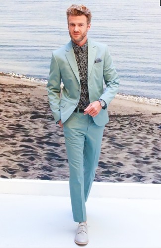 Как носить мятный костюм с серыми кожаными туфлями дерби