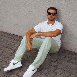 Какие низкие кеды носить с мятными спортивными штанами мужчине