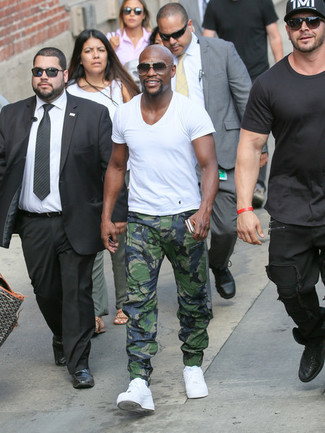 Как носить мятные спортивные штаны с белыми низкими кедами мужчине