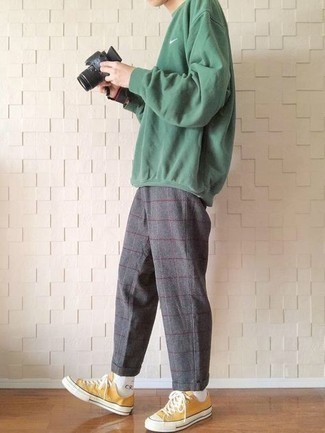 Как носить мятный свитшот с серыми брюками чинос