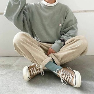 Какие низкие кеды носить с мятным свитшотем мужчине
