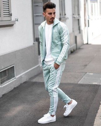 Какие низкие кеды носить с мятным спортивным костюмом мужчине