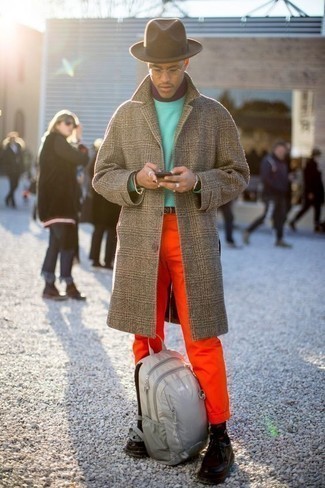 С чем носить мятную водолазку мужчине