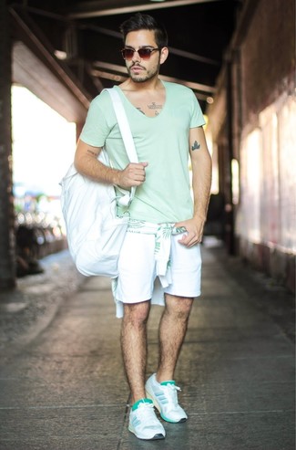 С чем носить мятную футболку с v-образным вырезом мужчине