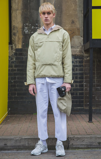 Как носить мятную ветровку с голубыми кроссовками мужчине