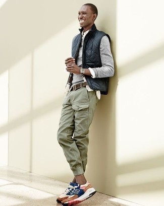 Какие брюки карго носить с разноцветными кроссовками