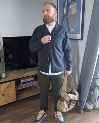 Какие брюки чинос носить с разноцветными кроссовками